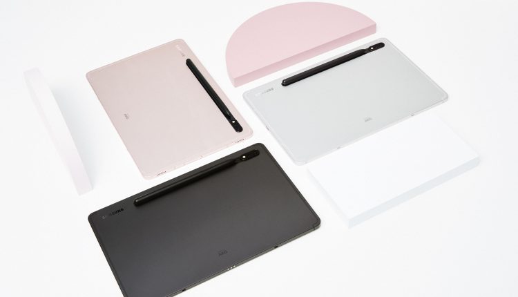 1-010_Family_Tab-S8-Ultra_Graphite_Tab-S8__Silver_Tab-S8_Pink-Gold_HI